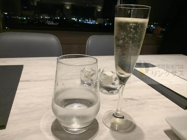 チェイサーやおつまみと一緒に飲む