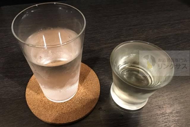 お酒と同量以上のチェイサーを飲むと◎