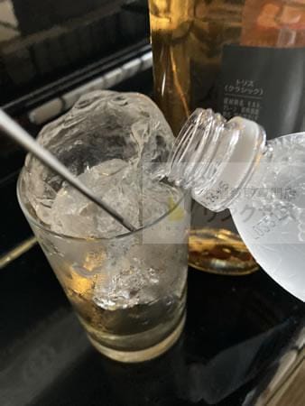 炭酸水120mlを静かに注ぐ